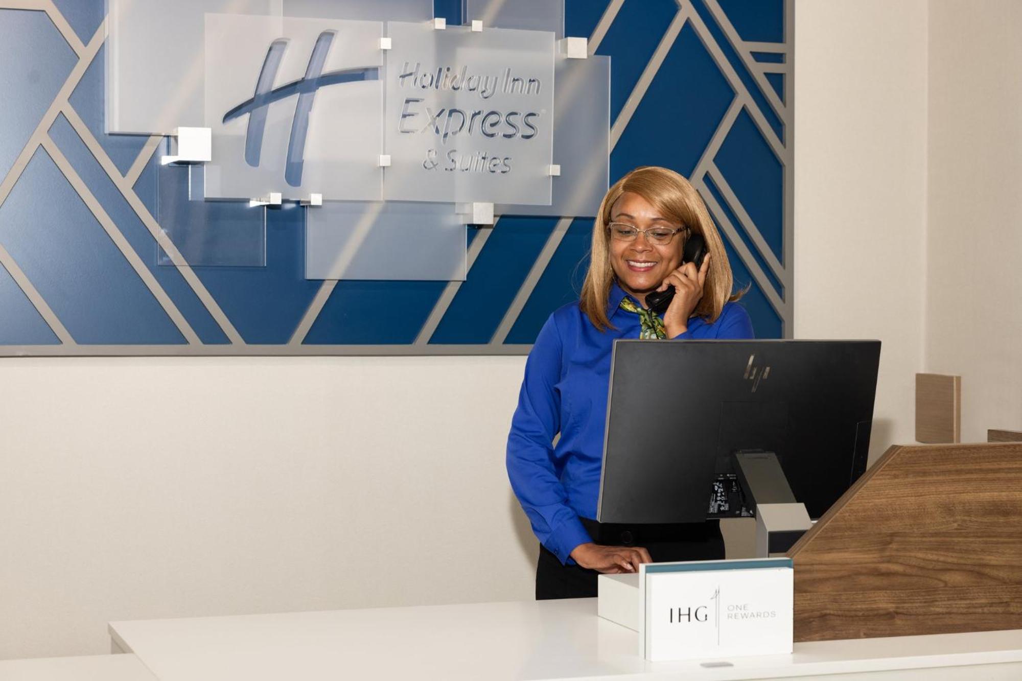 Holiday Inn Express & Suites Columbus At Northlake By Ihg Ngoại thất bức ảnh