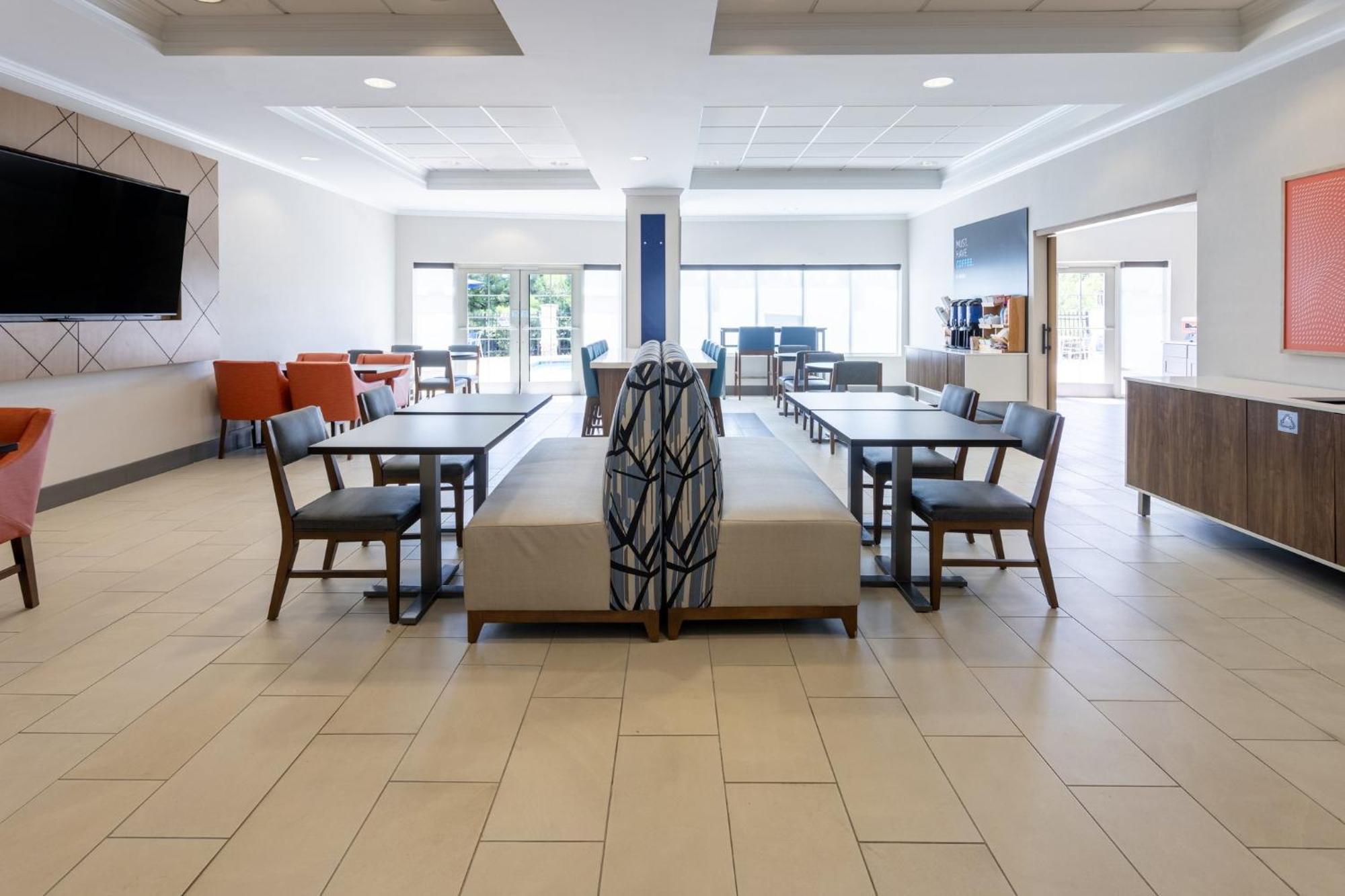 Holiday Inn Express & Suites Columbus At Northlake By Ihg Ngoại thất bức ảnh